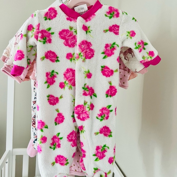 Baby Girl Clothes Lot Newborn 0 - 6 Months Pajama Bodysuit Onesies Footsies - Picture 11 of 16